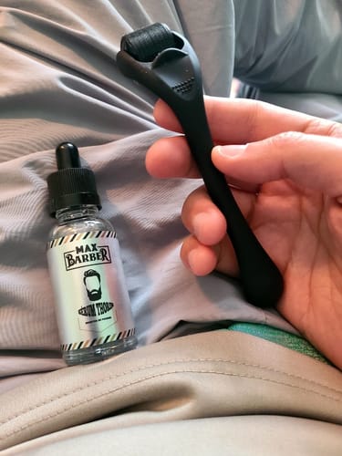 Client montrant le Pack duo avec le Beard-Roller noir en main et le Sérum Thorin posé à côté.