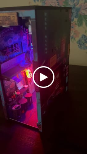 Customer video review of Neo Ramen MiniAlley – A Cyberpunk DIY Diorama Booknook
