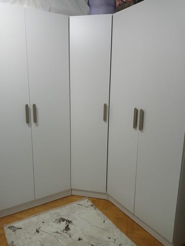Müşterinin odasının köşesine kurduğu, kapalı ve beyaz Rani köşe gardırop.