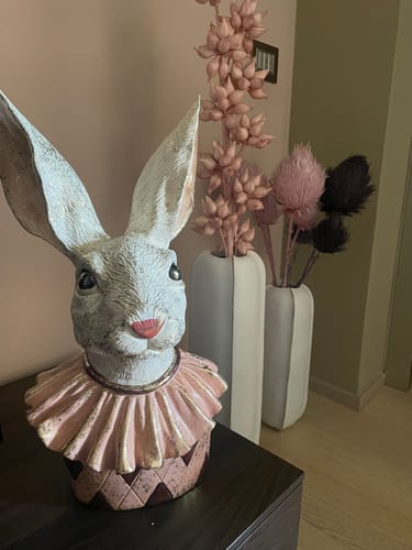 Recensione con foto di un cliente su Coniglio Decorativo in Resina Rosa e Bianca per Interni
