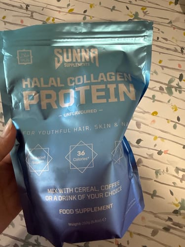 Reviewer holding a blue pouch of Sunna Supplements unflavoured Halal Collagen Protein.