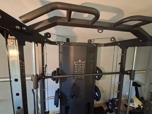 Kundenbild zeigt die obere Sektion der aufgebauten schwarzen SWAT Multipresse in einem Heimgym.