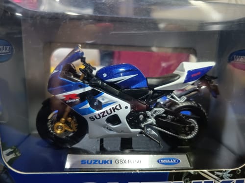 Customer photo review of Moto Suzuki GSX-R750 Escala 1:18 - Welly
