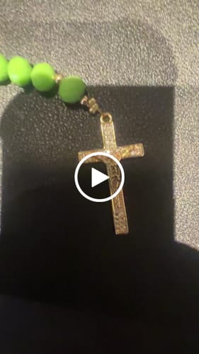 Customer video review of La Mama | Gypsywagon | Vergulde ROLLEMAN Logo Rozenkrans met Kruis en Magneetsluiting