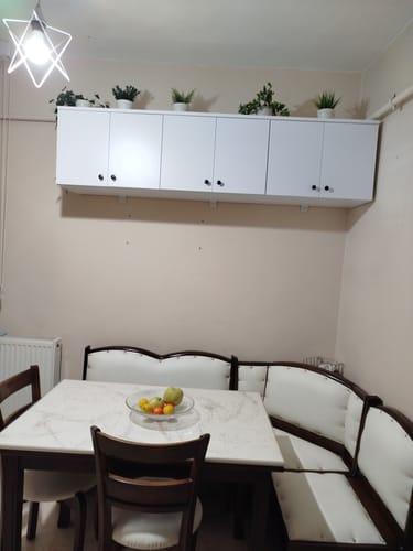 Müşterinin, mutfakta bir masanın üzerine depolama alanı olarak monte ettiği beyaz Rani portmanto üst modülü.