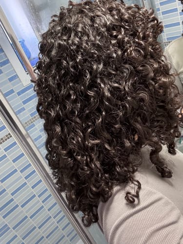 Recensent toont glanzende, gedefinieerde krullen na gebruik van de Pamper My Curl Sculpting Glaze.
