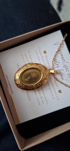 Customer photo review of Collier photo personnalisé médaillon ovale motif fleur gravé acier inoxydable