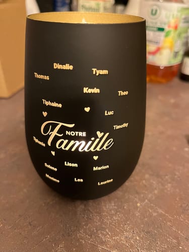Kundenrezension zeigt den personalisierten Teelichthalter in Schwarz mit goldener Schrift und Namen.