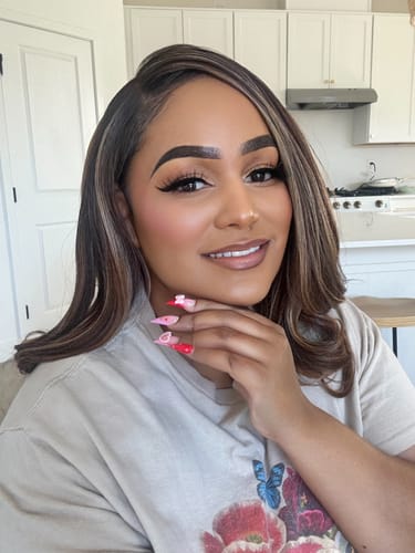 Reviewer showing the seamless hairline of her wig after using the Esha Melt N Slay Daily Glueless Lace Spray.