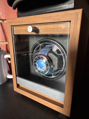 Cliente mostrando el reloj Ciga Design Blue Planet II dentro de su impresionante caja de madera.