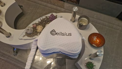 Le coussin orthopédique pour genoux Cellsius d'un client, posé sur une table de salon.