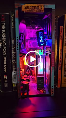 Customer video review of Neo Ramen MiniAlley – A Cyberpunk DIY Diorama Booknook