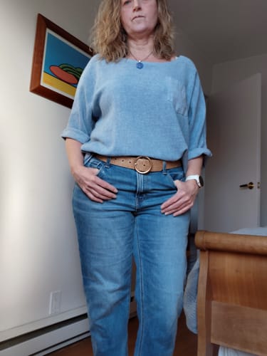 Reviewer wearing the denim Meo Linen Boxy Pocket Tee with rolled sleeves, showing its relaxed fit.