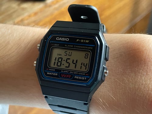 Primer plano del reloj Casio Vintage F-91W-1DG en la muñeca de un cliente.
