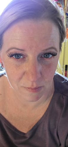 Nahaufnahme einer Kundin, die die vollen, langen Wimpern des CLOUD STARTER KITs nach mehrtägigem Tragen zeigt.
