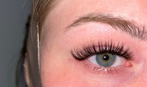 Nahaufnahme vom Auge einer Kundin mit vollen, geschwungenen Wimpern aus dem LASH BABY STARTER KIT.