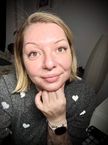 Nahaufnahme einer Kundin, die das natürliche Ergebnis des LASH BABY STARTER KIT an ihren Augen zeigt.