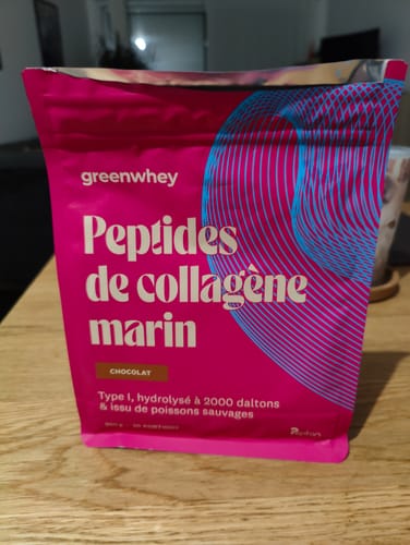 Avis d'un client : sachet rose de Peptides de collagène marin, saveur chocolat, posé sur une table.