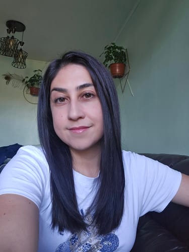 Clienta mostrando su pelo suave y brillante tras usar productos de la Mystery Summer Box.