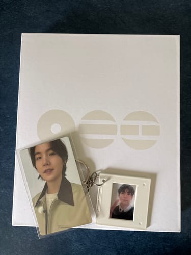 Customer shows the BTS - ARIRANG 5TH ALBUM box with the included photocard and film-mount keyring.