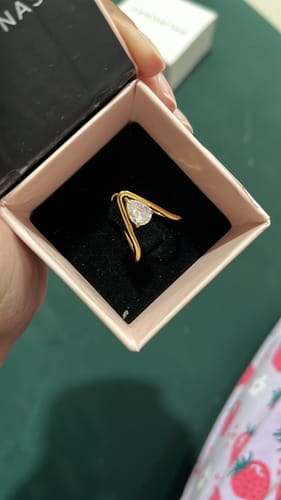 Customer photo review of Trendy Vee Diamond Ring