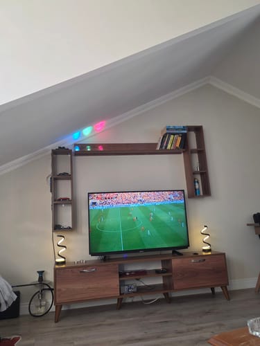 Müşterinin oturma odasına kurduğu ceviz rengi Rani A9 TV ünitesi ve rafları.