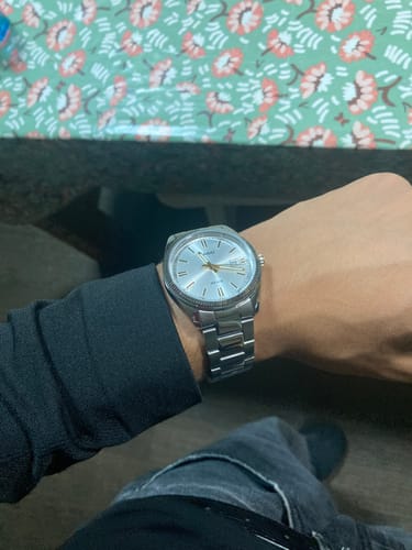 Un cliente mostrando el Reloj Casio Análogo en la muñeca, combinado con una camisa negra.