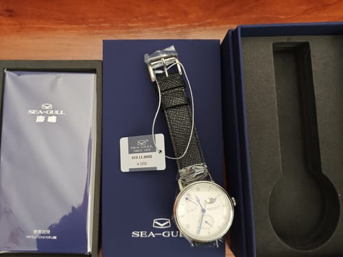 Customer photo review of Moon Phase | Business | Complete Calendar | Energy Indicator | 41mm
