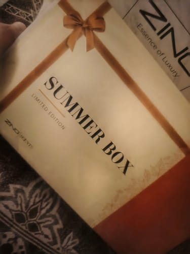 Customer showing the 'Summer Box' limited edition packaging for the OUD Supreme BUNDLE.