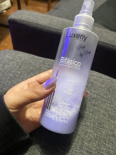 Una clienta sosteniendo en su mano el Spray Finalizador Bifásico S.O.S.