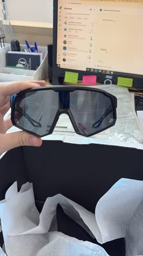 Customer photo review of Óculos de Sol Intense Esportivo Preto | Proteção UV 400