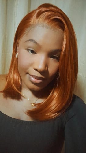 Customer photo review of Lace Front HD Cassandra Ruiva - Repartição Livre 13x4