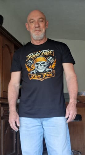 Client portant le t-shirt Pirate Ride Fast Live Free noir en taille XL.
