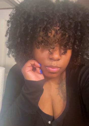 Reviewer with defined, voluminous day 5 curls after using the Tropical Oasis Anti-Humidity Firm Hold Hair Gel.