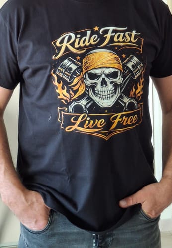 Un client porte le T-shirt noir Pirate 'Ride Fast Live Free' avec ses mains dans les poches.