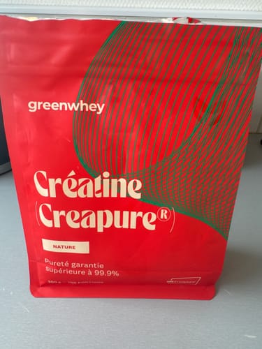 Client montrant le sachet rouge du produit Créatine Creapure® saveur Nature.