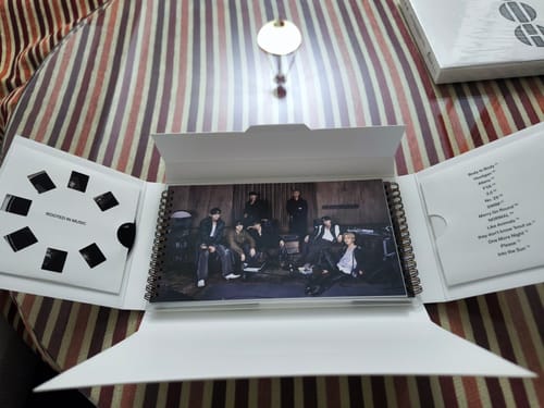 Customer photo review of BTS - ARIRANG 5TH ALBUM + VINYL BUNDLE (4 ALBUMS + 8 VINYLS)