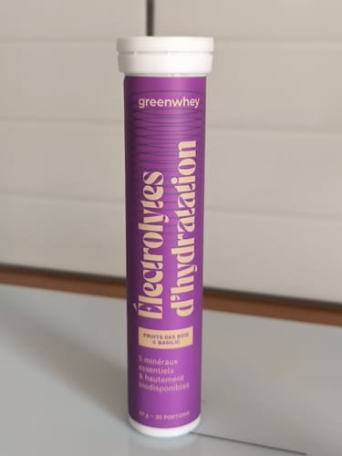 Photo du client montrant le tube violet des Électrolytes d’hydratation, saveur Fruits des bois & Basilic.