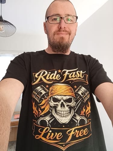 Un client porte le t-shirt noir Pirate Ride Fast Live Free, affichant son motif tête de mort.