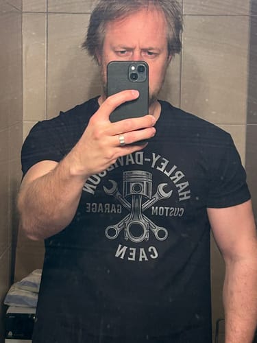 Client prenant un selfie dans un miroir, portant le T-Shirt Custom Garage noir.
