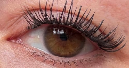 Rezensentin zeigt ihr Auge in Nahaufnahme mit den langen, definierten The Clean Girl Wimpern.