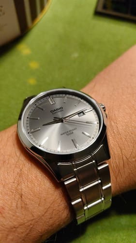 Reseñador mostrando el reloj Casio Sapphire en su muñeca, destacando la esfera plateada y la correa de acero.