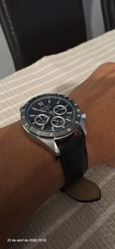 Cliente mostrando en su muñeca el brillante reloj Seiko SBTR021, que tiene esfera negra y correa de cuero.