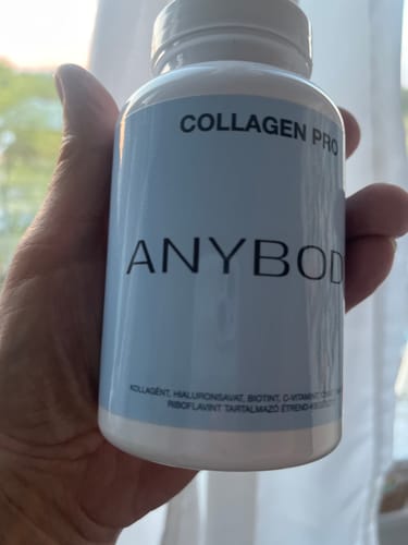 Vásárló kezében tartja az Anybody Collagen Pro fehér flakonját.