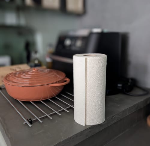 Photo d'un client montrant le rouleau d'essuie-tout du kit découverte, posé sur un comptoir de cuisine.