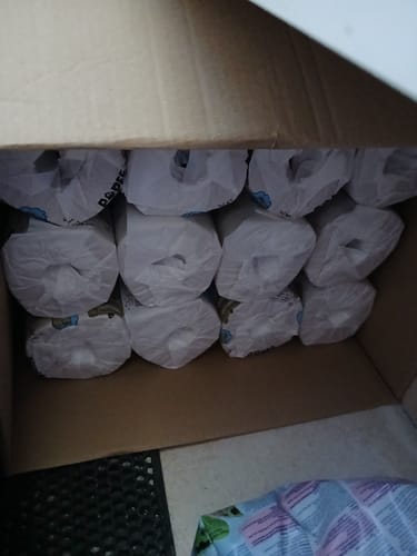 Photo d'un client montrant la boîte de livraison de 48 rouleaux de papier toilette zéro plastique.