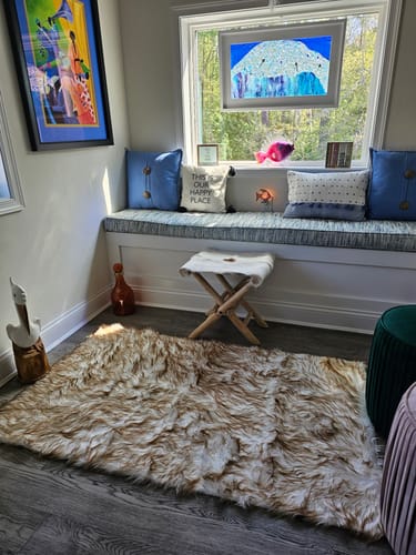 Customer photo review of Faux Fur Sheepskin Rug for Living Room,Fluffy Washable Rug for Bedroom