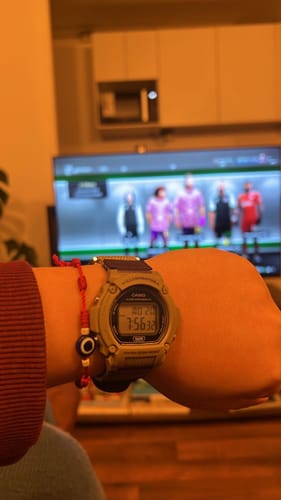 Cliente luciendo su estiloso reloj Casio Vintage beige en la muñeca.