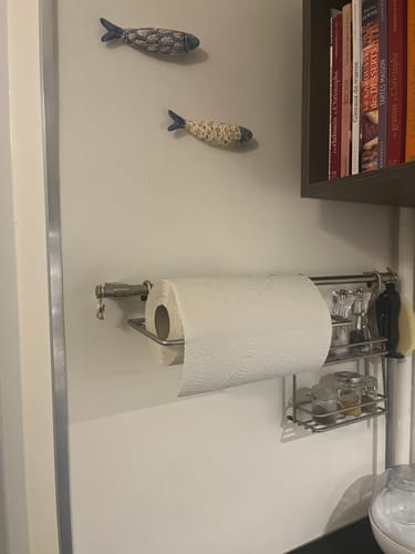 Rouleau d'essuie-tout ultra-absorbant d'un client sur un support mural dans une cuisine.