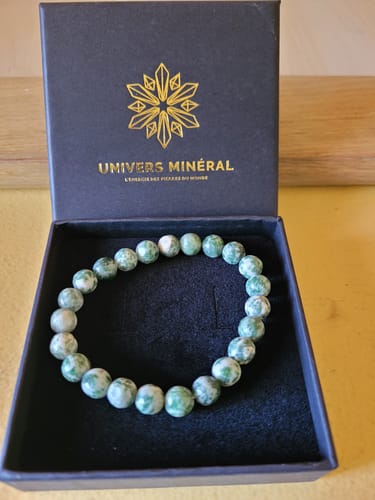 Photo d'un client montrant le bracelet Agate Arbre dans sa boîte de présentation noire.